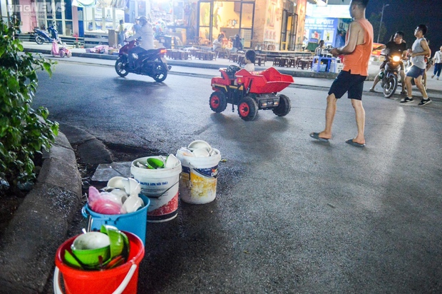 Chung cư ở Hà Nội mất nước, dân lỉnh kỉnh xô chậu đi mua nước trong đêm - Ảnh 6.