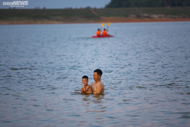 Chiều hè đổ lửa, người dân Hà Nội tìm sông hồ giải nhiệt - Ảnh 6.