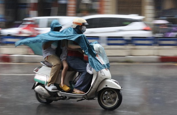 Dự báo thời tiết: Cơn bão mưa dông đổ bộ vào miền Bắc sắp tới