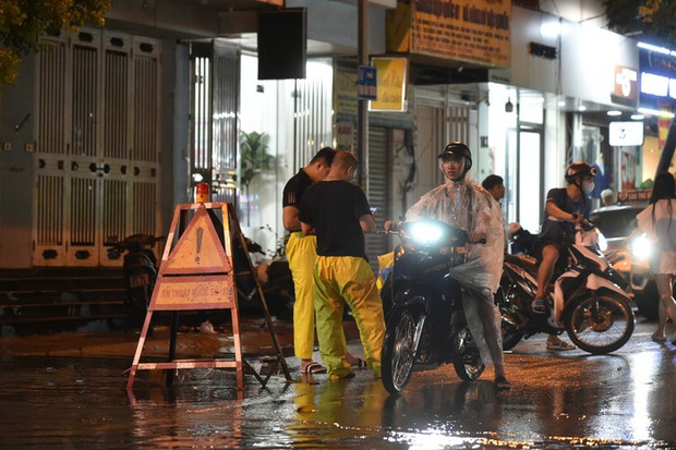 Mưa lớn gây ngập nặng Hà Nội, người dân vất vả di chuyển