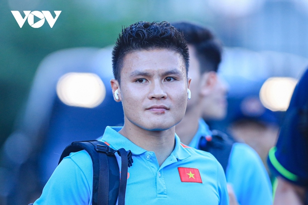 Dàn sao ĐT Việt Nam đắm chìm trong tình yêu của CĐV tại chảo lửa Thiên Trường