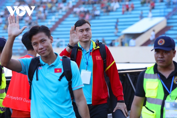 Dàn sao ĐT Việt Nam đắm chìm trong tình yêu của CĐV tại chảo lửa Thiên Trường