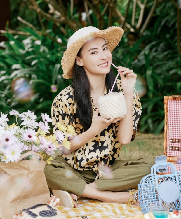 Trương Bá Chi hóa nàng thơ tuổi 43: Nhan sắc không tuột, tài danh cực phẩm giai nhân