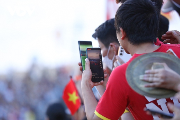 Dàn sao ĐT Việt Nam đắm chìm trong tình yêu của CĐV tại chảo lửa Thiên Trường