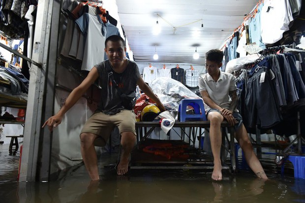 Mưa lớn gây ngập nặng Hà Nội, người dân vất vả di chuyển