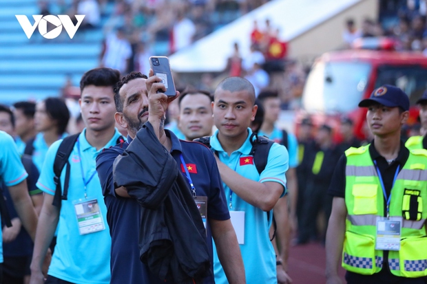Dàn sao ĐT Việt Nam đắm chìm trong tình yêu của CĐV tại chảo lửa Thiên Trường