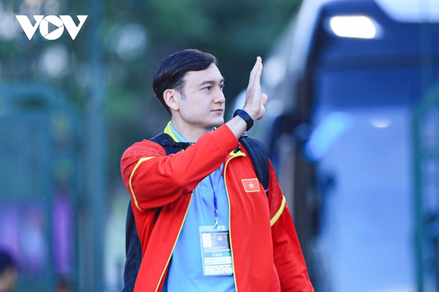 Dàn sao ĐT Việt Nam đắm chìm trong tình yêu của CĐV tại chảo lửa Thiên Trường