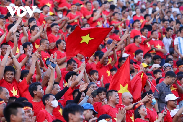 Dàn sao ĐT Việt Nam đắm chìm trong tình yêu của CĐV tại chảo lửa Thiên Trường