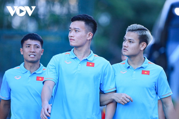 Dàn sao ĐT Việt Nam đắm chìm trong tình yêu của CĐV tại chảo lửa Thiên Trường