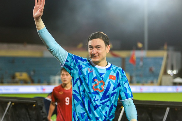 Đội tuyển thủ vui vẻ chấm dứt sân cỏ để ôm chụp ảnh cùng fan hâm mộ sau trận đấu mệt mỏi