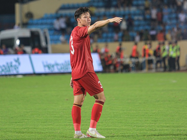 Đội tuyển Việt Nam nắm tay nhau trước khi rời tập trung, ngọt ngào chào biệt đồng đội để quay trở lại CLB