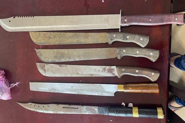 Tấn công kinh hoàng: Học sinh đánh bom xăng và chém mã tấu, hai người bị thương