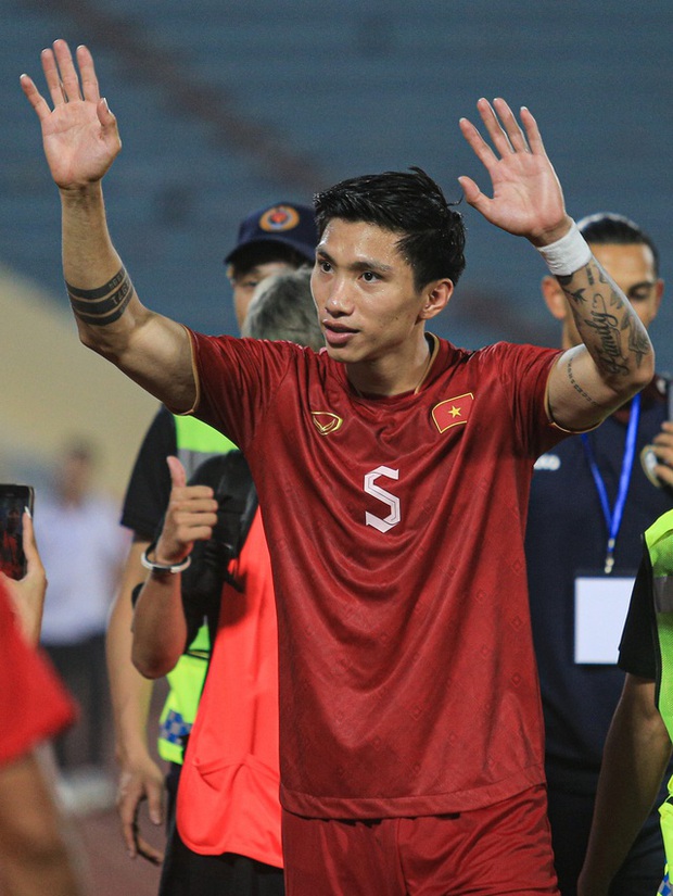 Văn Hậu, Duy Mạnh chứng minh tình đồng đội tuyệt vời trong hành động với cầu thủ ĐT Syria