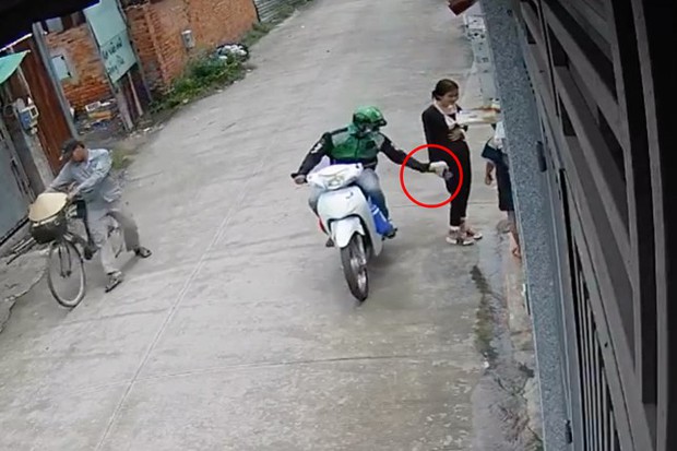 Tận dụng công nghệ: Kỹ năng giả trang xe ôm bịt kín đường phố TPHCM