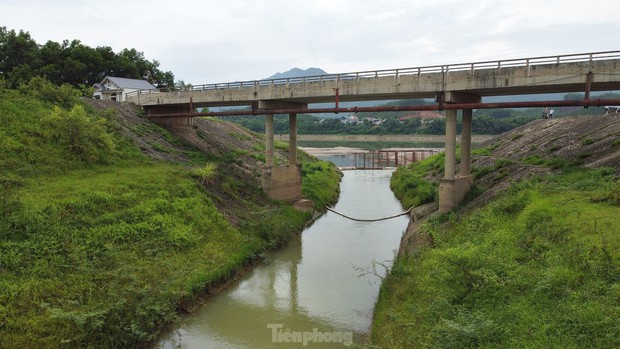 Trạm bơm khẩn cấp hóa giải tình trạng nước sông Đà cạn trơn đáy