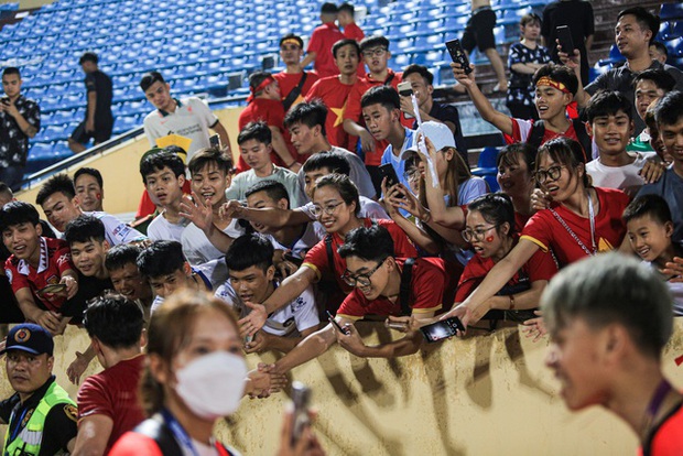 Đội tuyển thủ vui vẻ chấm dứt sân cỏ để ôm chụp ảnh cùng fan hâm mộ sau trận đấu mệt mỏi