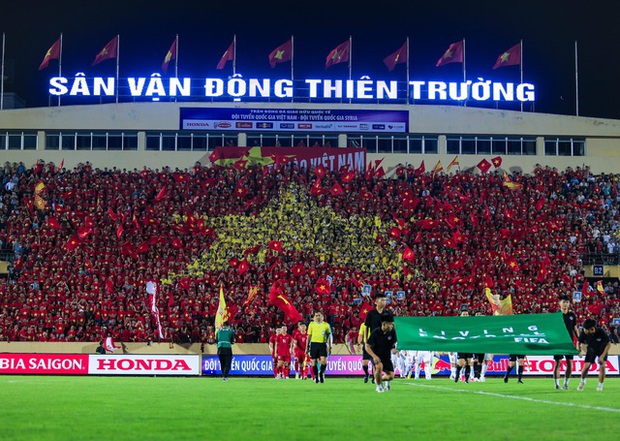 Đội tuyển thủ vui vẻ chấm dứt sân cỏ để ôm chụp ảnh cùng fan hâm mộ sau trận đấu mệt mỏi