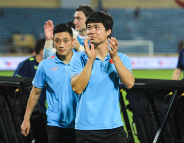 Đội tuyển thủ vui vẻ chấm dứt sân cỏ để ôm chụp ảnh cùng fan hâm mộ sau trận đấu mệt mỏi