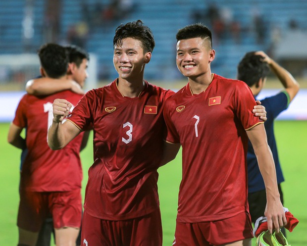 Đội tuyển Việt Nam nắm tay nhau trước khi rời tập trung, ngọt ngào chào biệt đồng đội để quay trở lại CLB