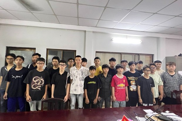 Tấn công kinh hoàng: Học sinh đánh bom xăng và chém mã tấu, hai người bị thương