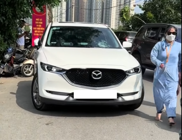 Vợ nổi điên tát vỡ kính xe ô tô, scandal tình ái rúng động