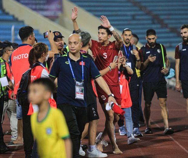 Đội tuyển thủ vui vẻ chấm dứt sân cỏ để ôm chụp ảnh cùng fan hâm mộ sau trận đấu mệt mỏi