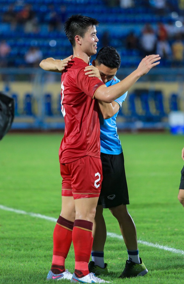 Đội tuyển Việt Nam nắm tay nhau trước khi rời tập trung, ngọt ngào chào biệt đồng đội để quay trở lại CLB