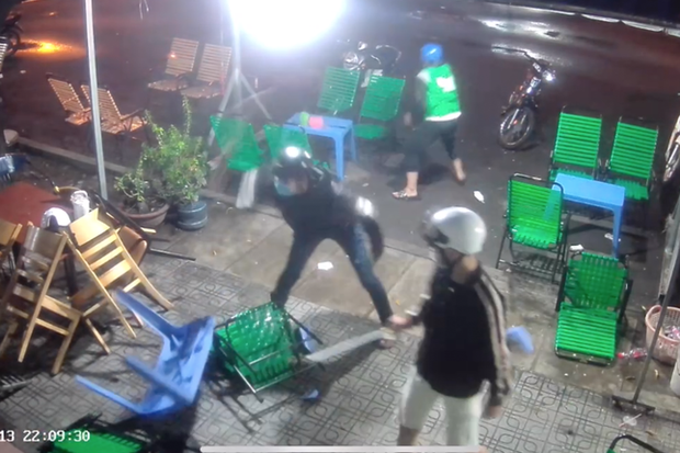 Tấn công kinh hoàng: Học sinh đánh bom xăng và chém mã tấu, hai người bị thương