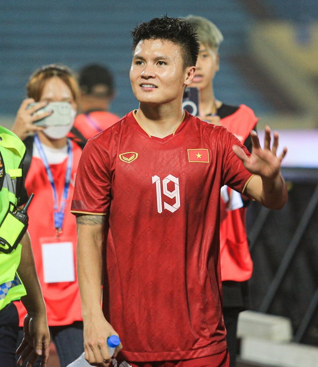 Đội tuyển thủ vui vẻ chấm dứt sân cỏ để ôm chụp ảnh cùng fan hâm mộ sau trận đấu mệt mỏi