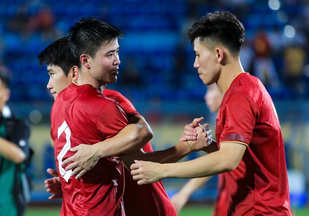 Đội tuyển Việt Nam nắm tay nhau trước khi rời tập trung, ngọt ngào chào biệt đồng đội để quay trở lại CLB