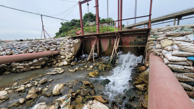Trạm bơm khẩn cấp hóa giải tình trạng nước sông Đà cạn trơn đáy