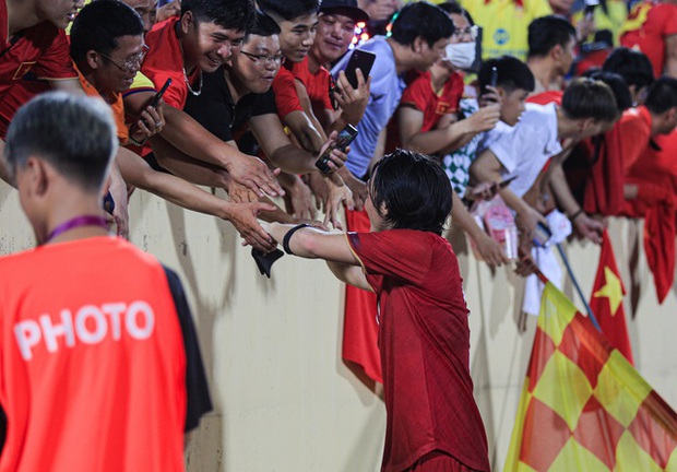 Đội tuyển thủ vui vẻ chấm dứt sân cỏ để ôm chụp ảnh cùng fan hâm mộ sau trận đấu mệt mỏi