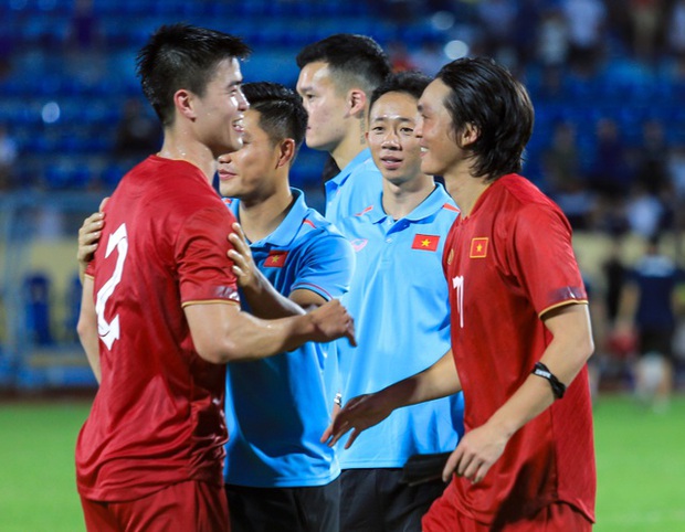 Đội tuyển Việt Nam nắm tay nhau trước khi rời tập trung, ngọt ngào chào biệt đồng đội để quay trở lại CLB