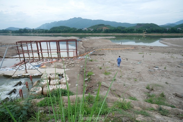 Trạm bơm khẩn cấp hóa giải tình trạng nước sông Đà cạn trơn đáy