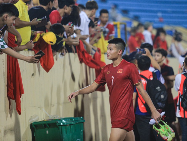 Đội tuyển thủ vui vẻ chấm dứt sân cỏ để ôm chụp ảnh cùng fan hâm mộ sau trận đấu mệt mỏi