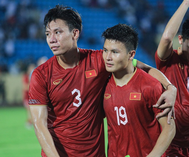 Đội tuyển Việt Nam nắm tay nhau trước khi rời tập trung, ngọt ngào chào biệt đồng đội để quay trở lại CLB