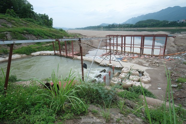 Trạm bơm khẩn cấp hóa giải tình trạng nước sông Đà cạn trơn đáy