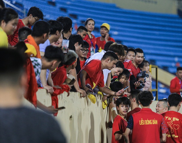 Đội tuyển thủ vui vẻ chấm dứt sân cỏ để ôm chụp ảnh cùng fan hâm mộ sau trận đấu mệt mỏi