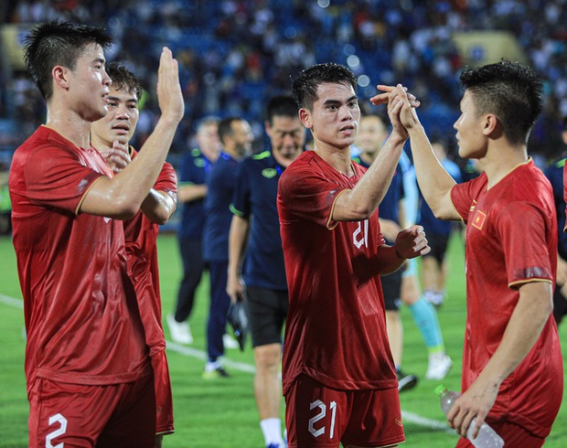 Đội tuyển Việt Nam nắm tay nhau trước khi rời tập trung, ngọt ngào chào biệt đồng đội để quay trở lại CLB