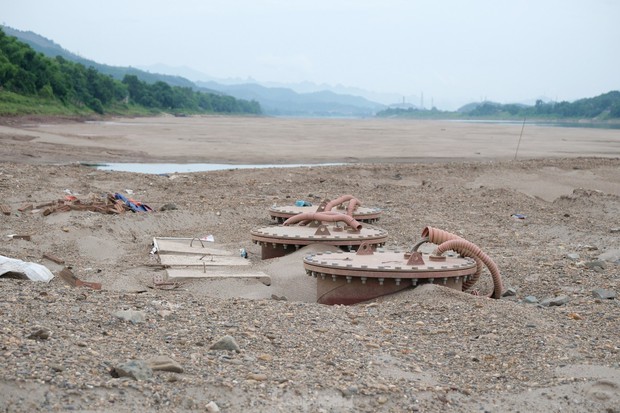 Trạm bơm khẩn cấp hóa giải tình trạng nước sông Đà cạn trơn đáy