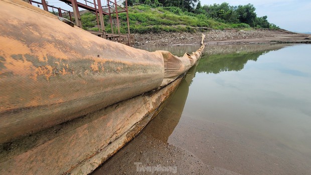 Trạm bơm khẩn cấp hóa giải tình trạng nước sông Đà cạn trơn đáy
