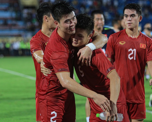 Đội tuyển Việt Nam nắm tay nhau trước khi rời tập trung, ngọt ngào chào biệt đồng đội để quay trở lại CLB