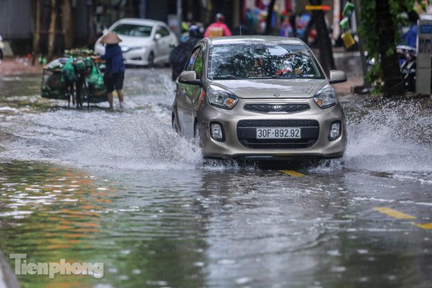 Mưa lớn kéo dài từ tối hôm nay, miền Bắc chìm trong ngày mưa