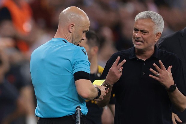 Lăng mạ trọng tài: Mourinho dính đòn phản công chết người!
