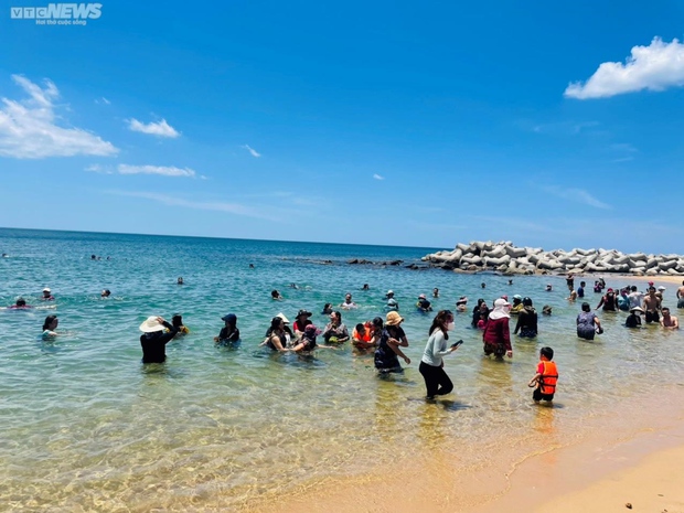 Tết Đoan Ngọ: 12h trưa, người xứ Nẫu bứt rủi ro, mặc áo chống nắng, che ô tắm biển sướng không tưởng!