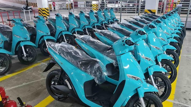 Lộ ảnh dàn xe ôm chạy điện của VinFast, ngày ra mắt dịch vụ đấu Grab, Gojek sắp đến? - Ảnh 1. Lộ ảnh dàn xe ôm chạy điện của VinFast, ngày ra mắt dịch vụ đấu Grab, Gojek sắp đến? - Ảnh 1.