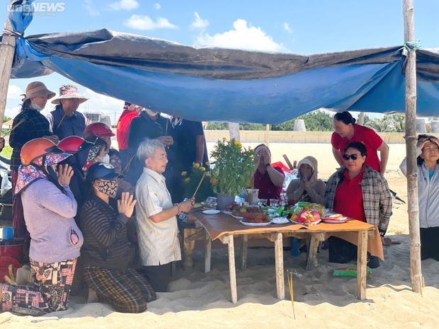 Tết Đoan Ngọ: 12h trưa, người xứ Nẫu bứt rủi ro, mặc áo chống nắng, che ô tắm biển sướng không tưởng!