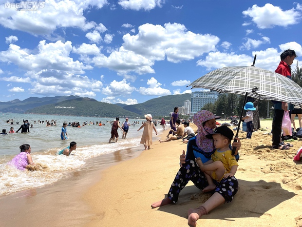 Tết Đoan Ngọ: 12h trưa, người xứ Nẫu bứt rủi ro, mặc áo chống nắng, che ô tắm biển sướng không tưởng!