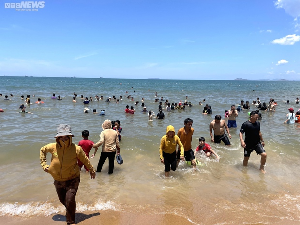 Tết Đoan Ngọ: 12h trưa, người xứ Nẫu bứt rủi ro, mặc áo chống nắng, che ô tắm biển sướng không tưởng!