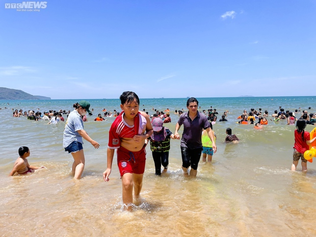 Tết Đoan Ngọ: 12h trưa, người xứ Nẫu bứt rủi ro, mặc áo chống nắng, che ô tắm biển sướng không tưởng!
